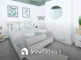 London House by YourStays - 5 Bedroom House in Newcastle-under-Lyme，位于特伦特河畔斯托克的酒店