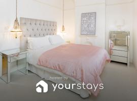 Stamford House by YourStays - 2 Bedroom House in Altrinchem，位于艾纯查姆的酒店