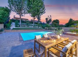 Luxe Sundance Villa 3BR with Pool and Spa Near Disney，位于波莫纳的酒店