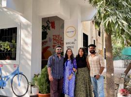 HOSHTEL99 - LUX - Stay, Cowork and Cafe - Luxurious Twin Bungalow