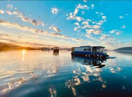 The Little Mermaid Knysna houseboat，位于克尼斯纳的船屋