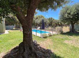 "Rincón de Olivos" Alojamiento entero en complejo con piscina，位于卡皮特里亚的酒店