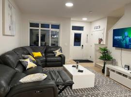 Luxurious, Centrally Located Home in Cavanagh，位于埃德蒙顿的酒店