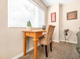 Longer Stays for Travelers- Apt Blocks from Hospital, Downtown