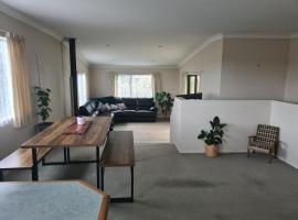 Bright and Cheerful 3 bedroom home，位于旺阿雷的酒店