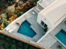 Makrikythera Luxury Suites - Private Pool or Hot Tub Suites，位于Dhiakofti的带泳池的酒店