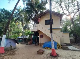 Juis Homestay Near Beach Property，位于马尔万的海滩酒店