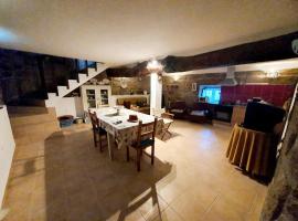 Casa do Tinte - Gouveia-Folgosinho，位于Vila Cort&ecirc;s da Serra的海滩酒店