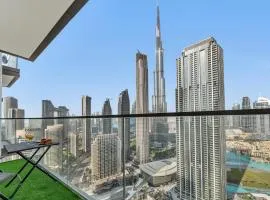 Luxury One Bedroom Apartment with Full Burj Khalifa View & Fountain View by Delujo Stays