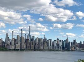 NYC-Style Loft with Secret Entrance - Just 6 Miles from Times Square，位于北卑尔根的住宿加早餐旅馆