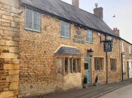 The Green Dragon，位于Brigstock的酒店