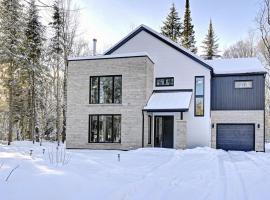 Modern Luxury 4-Bedroom Home by Mont-Tremblant Ski Resort，位于苏必利尔湖的宠物友好酒店