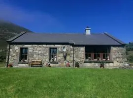 Cheerful 3 bedroom cottage with open fire，位于Bellanasally的乡村别墅