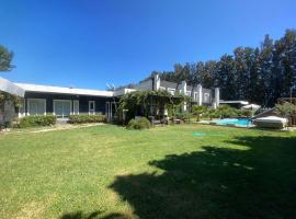 Hermosa casa en parcela con piscina y quincho，位于利马切的酒店