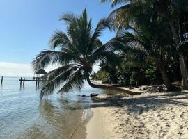 Palm & Pelican，位于玛雅湾的带停车场的酒店