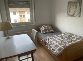 Room with balcony, 5min to main train station，位于海尔布隆的酒店