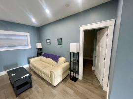 Long Lake Getaway - Modern, Quiet Accessible Suite, No Stairs or Steps, includes Washer & Dryer with Xbox and Switch 2 for entertainment，位于哈利法克斯的酒店