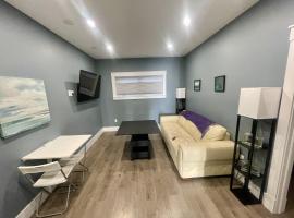 Long Lake Getaway - Quiet Accessible Suite with no Stairs / Steps，位于哈利法克斯的酒店