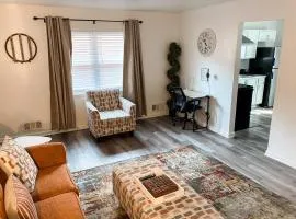 Studio B -Cozy home mins from Airport, Uptown and Downtown