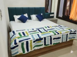 Upadhyay palace banquet & hotel，位于Jhūsi的酒店