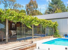 Hil & Jack's Riverfront Cabin, Merrijig Mt Buller，位于默立基的酒店