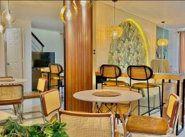 M&B Tropical 3-Bedroom Townhouse at PonteFino Prime，位于八打雁的酒店