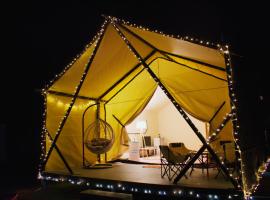 Hawun Glamping with Private Pool，位于Tamparuli的豪华帐篷