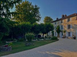 LE REPAIRE DU CLAIN g&icirc;te 4 &eacute;toiles pour 14 personnes avec piscine proche du Futuroscope，位于沙斯讷伊迪普瓦图的带泳池的酒店