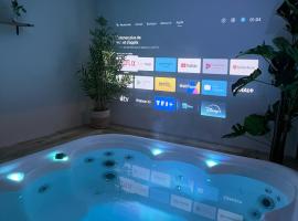 Maison avec jacuzzi VIP vidéoprojecteur，位于吕克瑟伊莱班的酒店