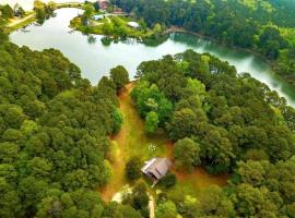18-Acre Waterfront Sanctuary Peace and Privacy，位于Ridge的酒店