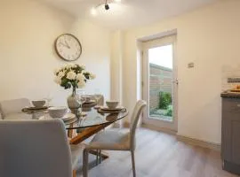 2-bed home with garden & drive, near Newark