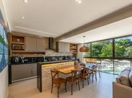 Pé na Areia - 2 Suítes em Condomínio de Luxo!