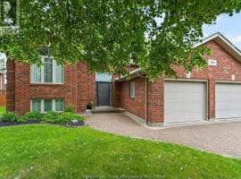 3 Bedroom basement unit with Free Parking WiFi，位于温莎的酒店