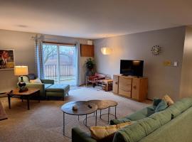 2 Bed 1 Bath - West Bend, WI，位于West Bend的酒店