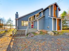 Lakefront Cabin Kayaks, Paddle Boards and Fishing，位于Pocono Lake的带泳池的酒店
