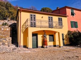 Hillside Haven - Sea View Retreat with Pool access，位于Casalino的酒店