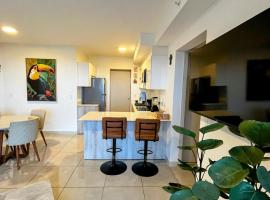 Top-floor overlooking uptown with AC & parking，位于圣何塞的酒店