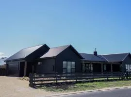 Kookaburra Beachhouse - Coastal Farmhouse Retreat