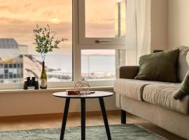 Nordic Style City Apartment with Sunny Marina Views，位于波多的酒店