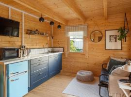 Scandi-Style Cabin in Bideford, Private Parking，位于比迪福德的酒店