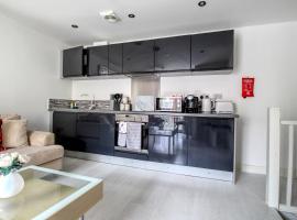 Beautiful 2 Bed House, Central spot with free parking，位于韦克菲尔德的酒店