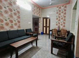 AC HOMESTAY NEAR CMC AND RAILWAY STATION 2BHK and 3 BHK，位于韦洛尔的酒店