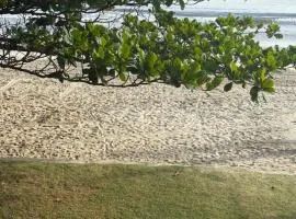 Quarto com suite em casa familiar , pé na areia na praia do Perequê em Porto Belo SC , somente o quarto e o banheiro privativo as demais dependências não estão inclusas
