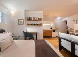 Bright, Cosy Studio close to Glyfada Beach & Center