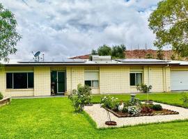 Alice Springs charm!!!，位于艾利斯斯普林斯的带按摩浴缸的酒店