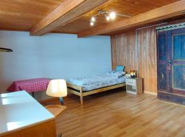 Zimmer mit Balkon auf Bauernhof，位于Fahrni的酒店