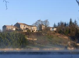 Grande maison escapade au bord de la riviere，位于Touvre的酒店