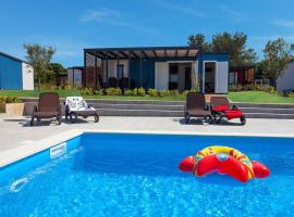Eurocamp Mobile Homes Kastanija，位于诺维格勒伊斯特拉的豪华帐篷营地