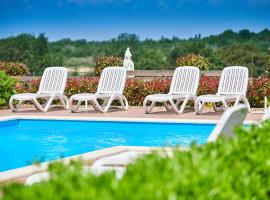 Eurocamp Mobile Homes Kastanija，位于诺维格勒伊斯特拉的酒店