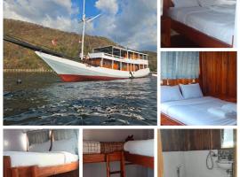 SHARING TRIP 3DAY 2NIGHt，位于Nggorang的船屋